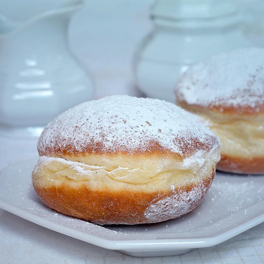 ein Krapfen mit Puderzucker