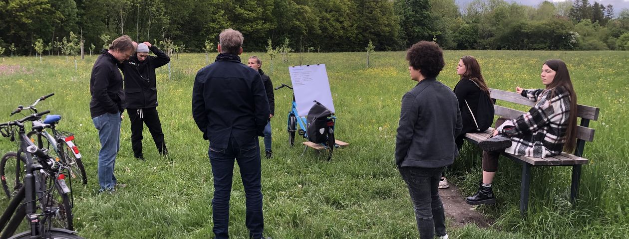 Menschen stehen auf Wiese