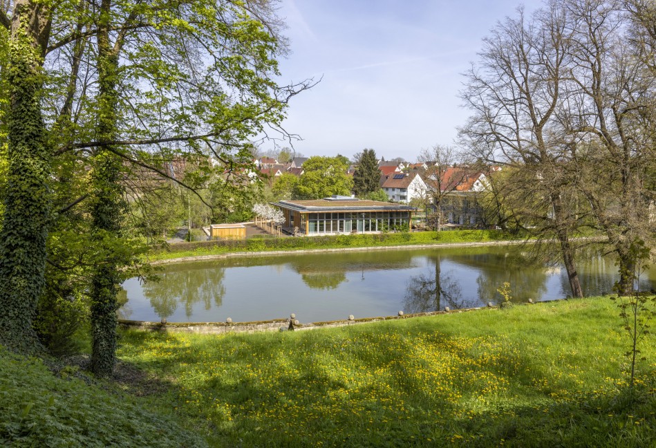 
								Öffnung zum Denkmal Schlossweiher
									;
										Foto:
										Gerhard Hagen
							